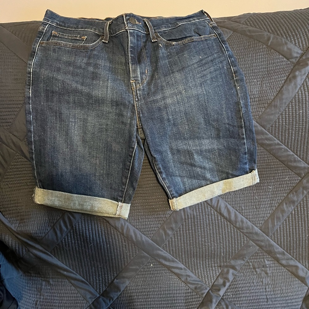 NWOT LEVI MID RISE BERMUDA SHORTS SIZE 30